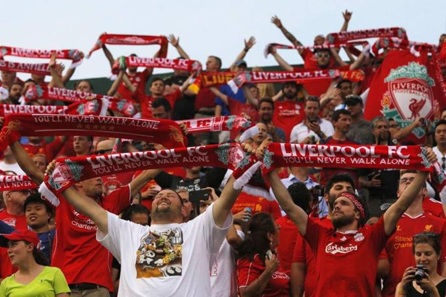Bandiere, cori e tanto rosso: i tifosi del Liverpool si sono fatti sentire. Reuters